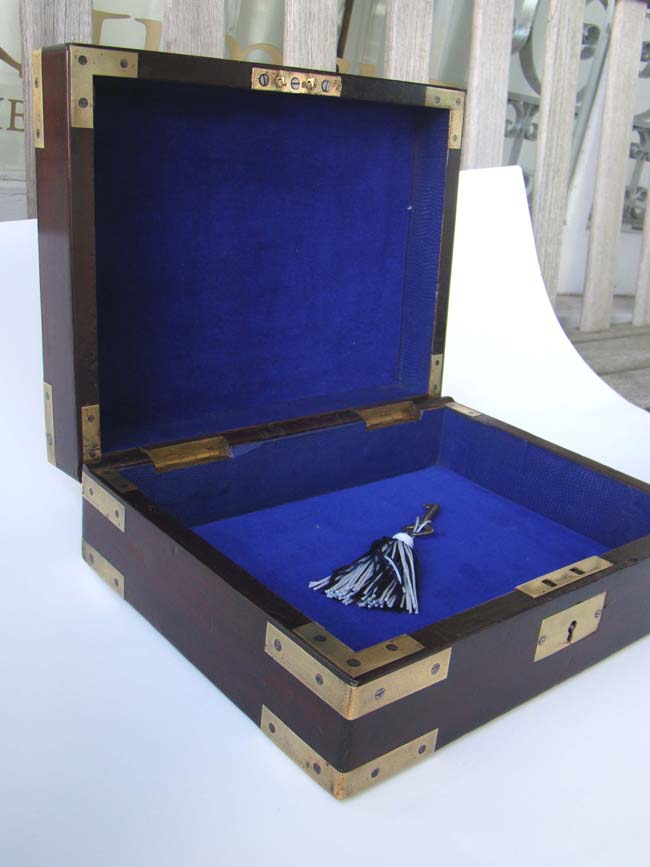An early 19th century century English brass mounted mahogany Gentleman's travelling box circa 1820-1840 — image 2